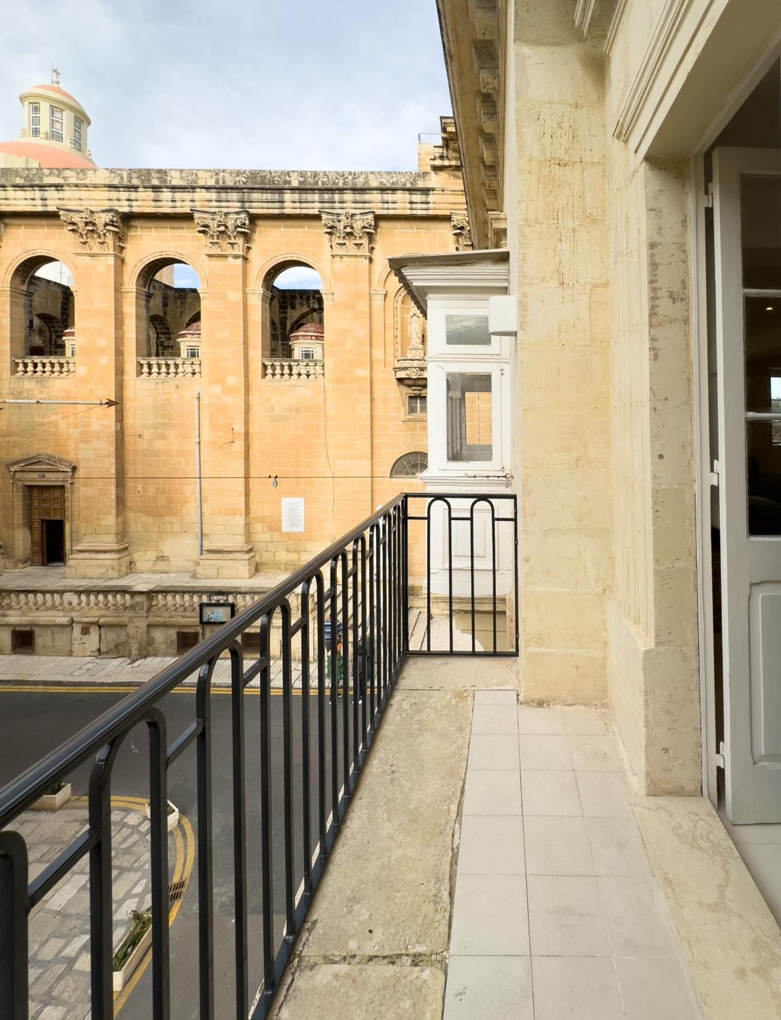Florette Suite Designer Finish With Stunning Lounge Terrace By Arcobnb Флориана Экстерьер фото